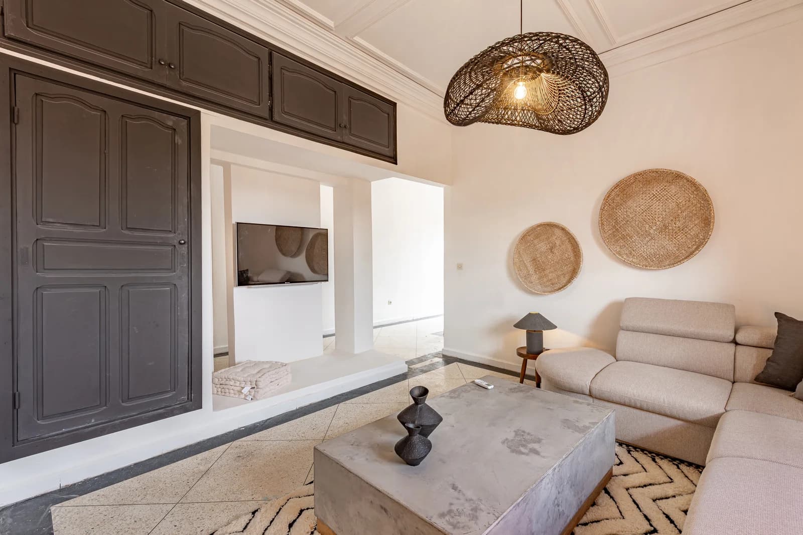 Lounge corner with woven wall plates and dark cabinetry detailing