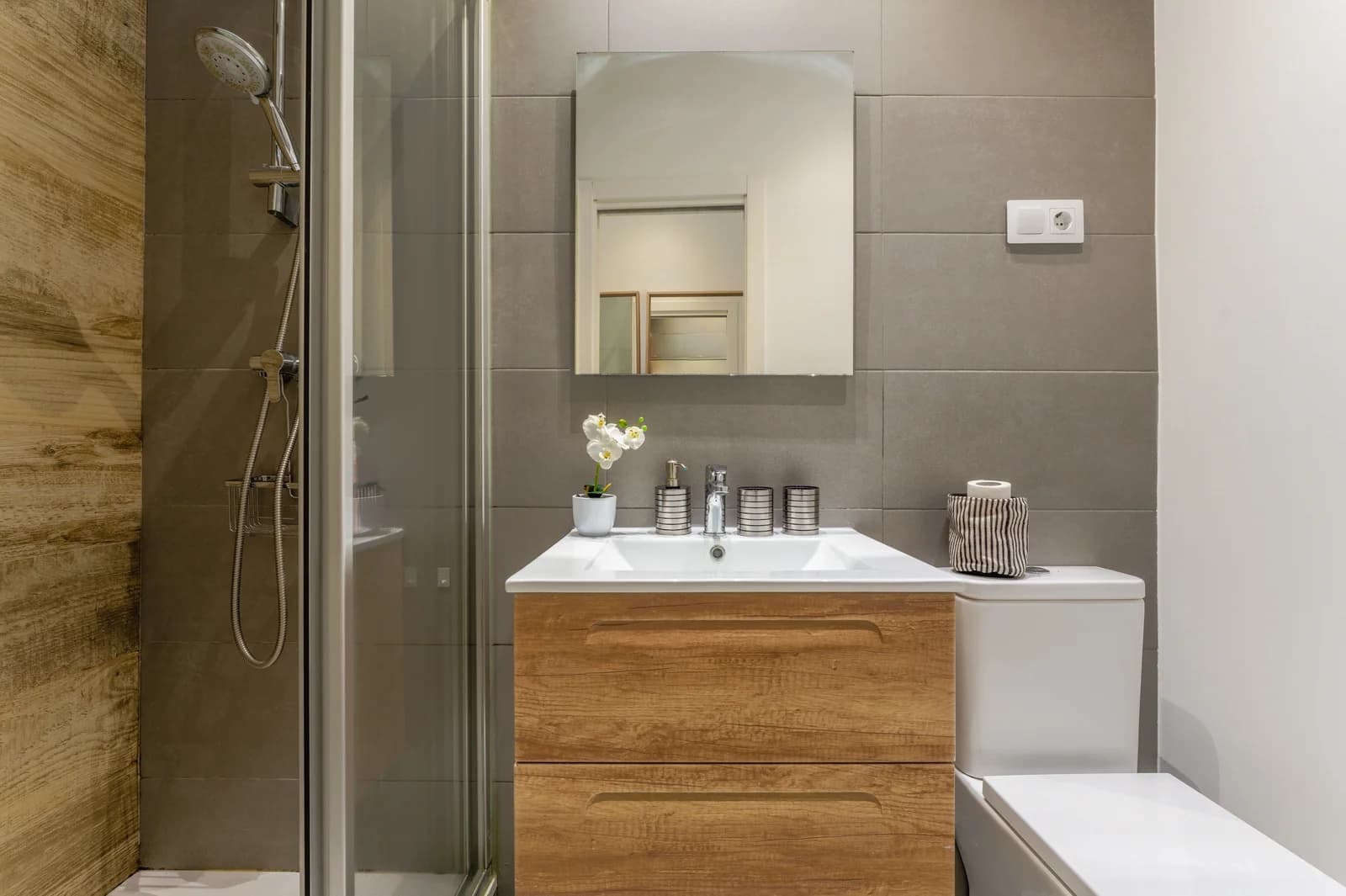 Compact shower bathroom with timber-effect wall and oak vanity