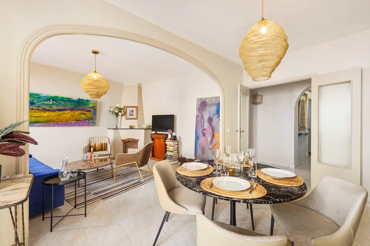 Interior de apartamento madrileño bañado por el sol. Unidad operada por Everlease