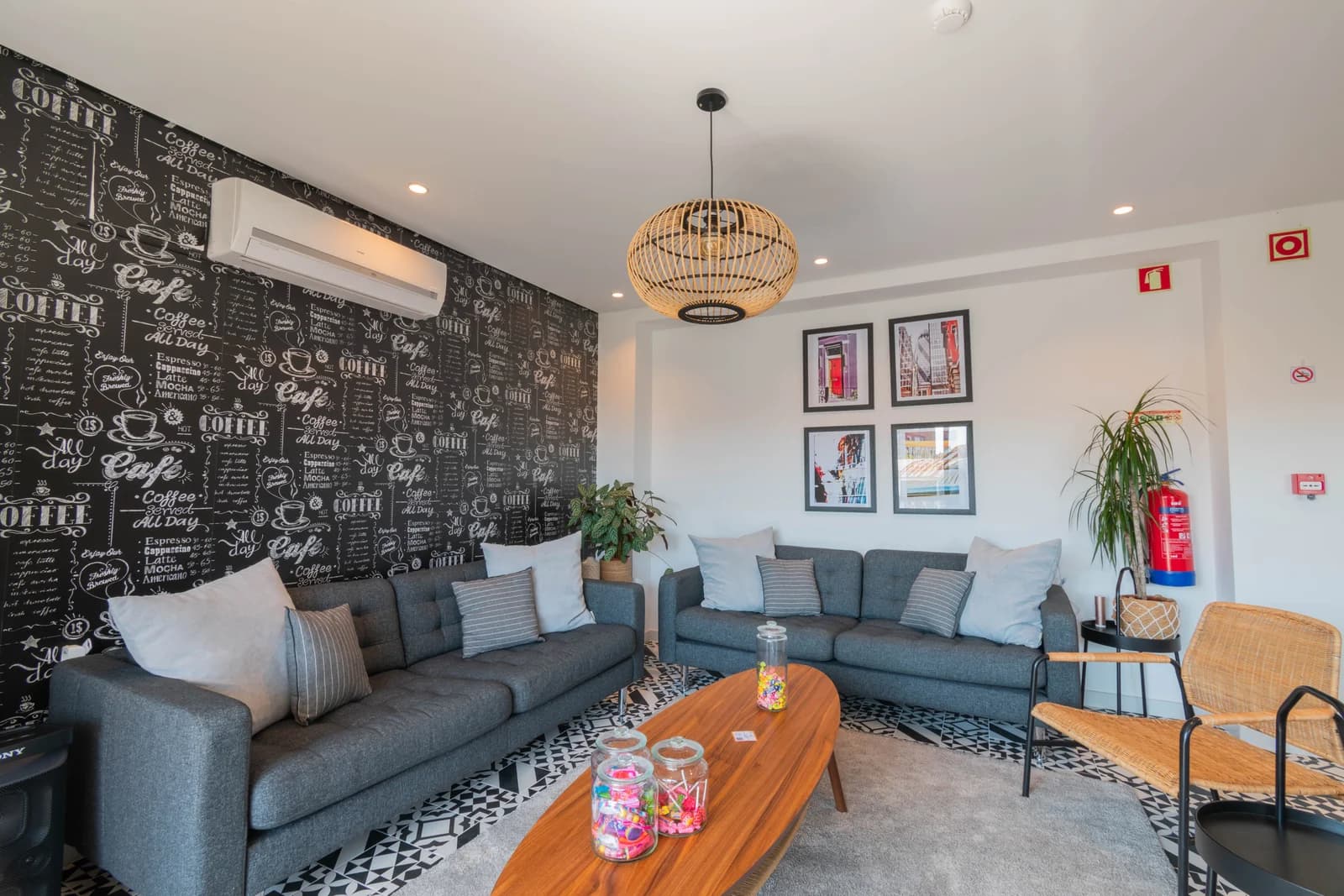 Interior de apartamento madrileño bañado por el sol. Unidad operada por Everlease