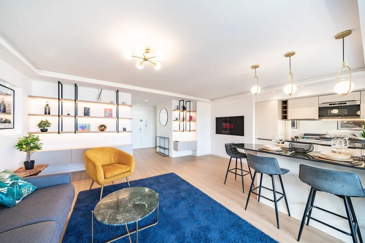 Interior de apartamento parisino de máximo nivel. Unidad operada por Everlease