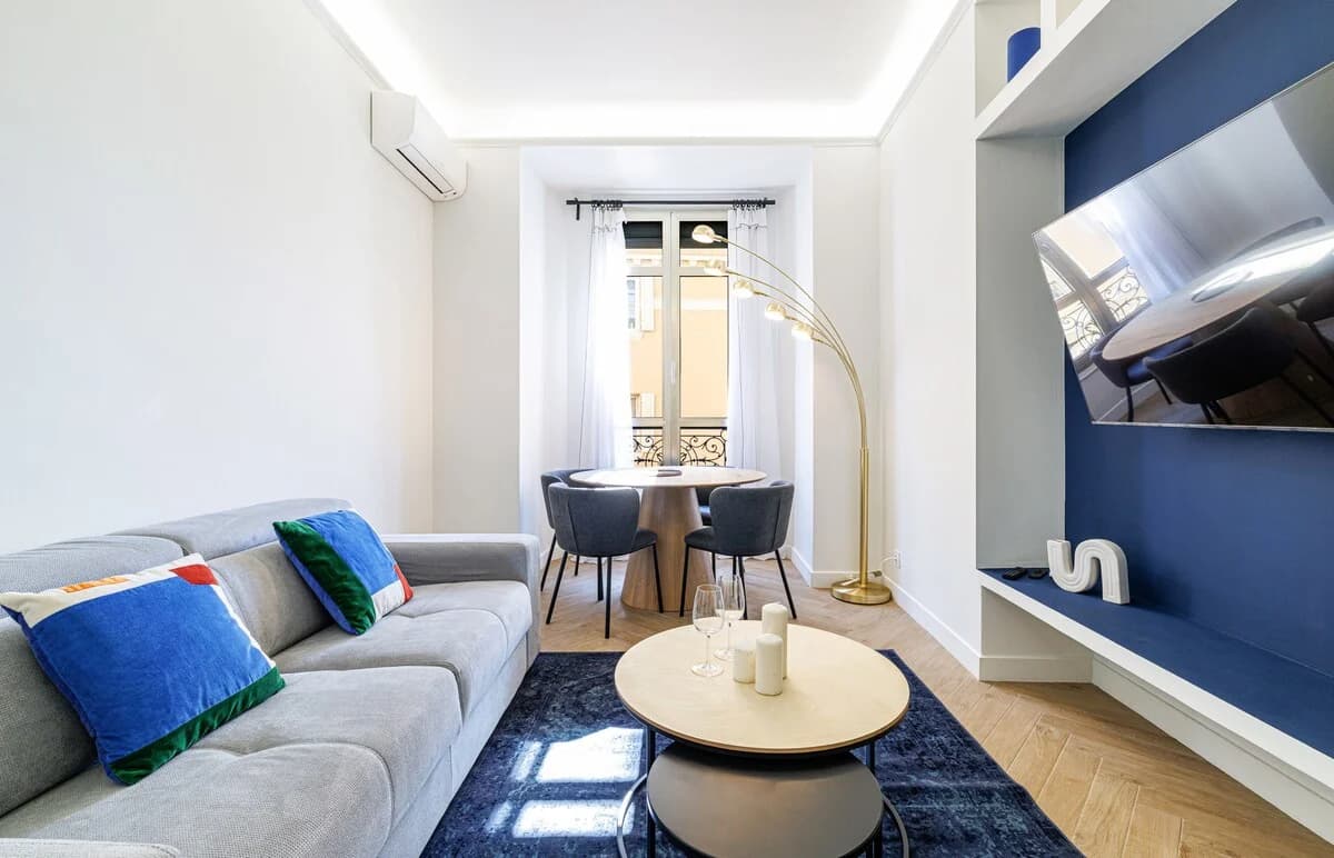 Interior de apartamento madrileño bañado por el sol. Unidad operada por Everlease