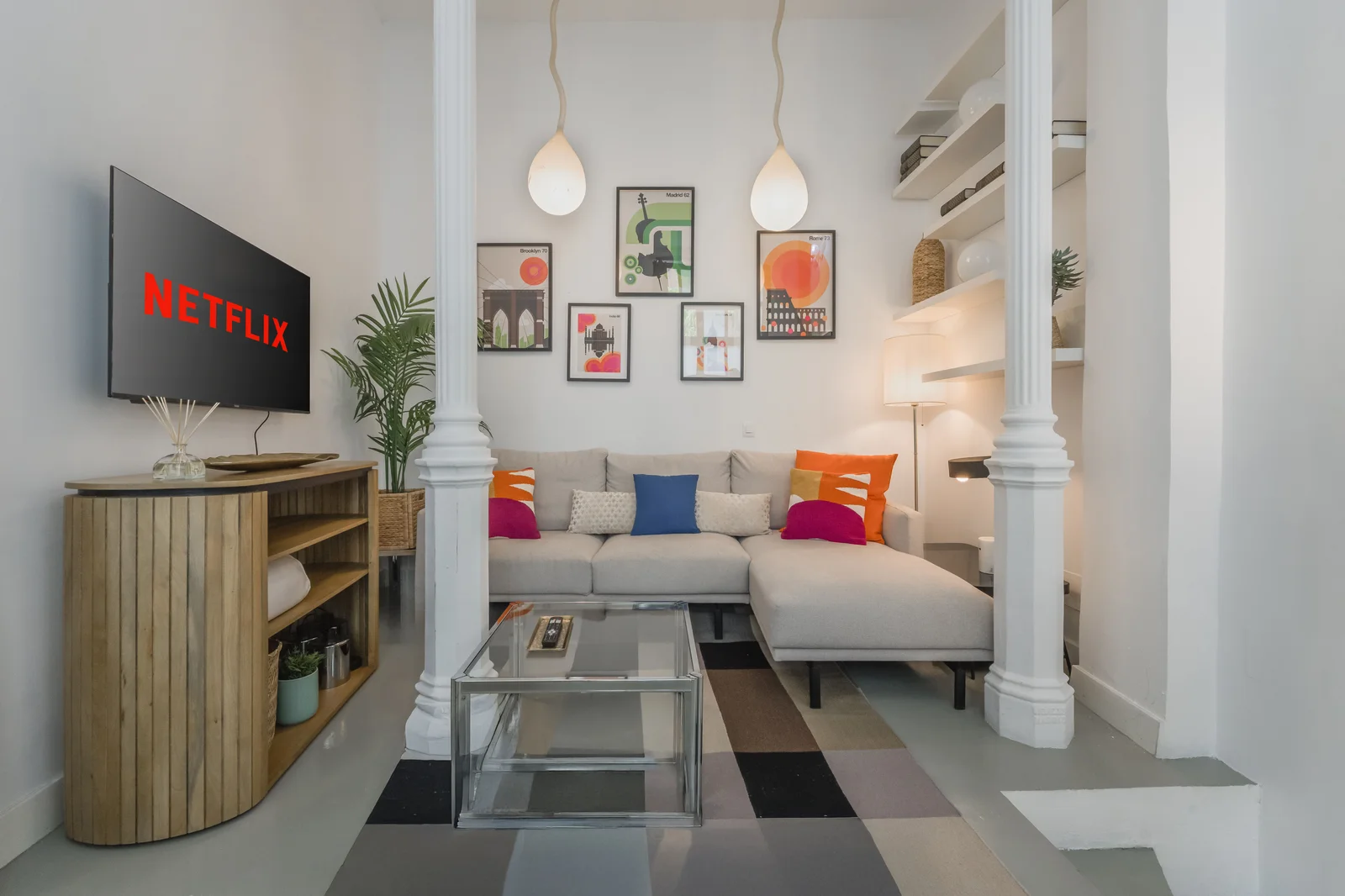 Interior de apartamento madrileño bañado por el sol. Unidad operada por Everlease